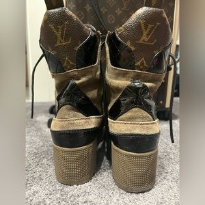 COPY - Louis Vuitton Laureate suede platform boots